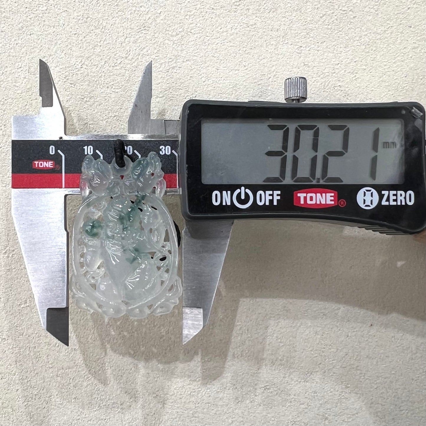 259132019✨天然緬甸翡翠 · 飄花玉童龍✨
龍首草龍爭珠 · 家族傳承